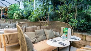 Se sirven desayunos, almuerzos y cocina francesa (con vistas al jardín)