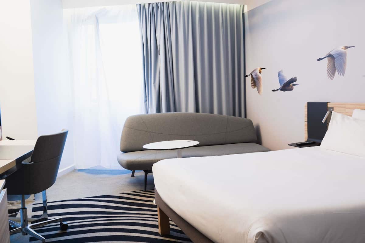 Habitación clásica, 1 cama doble con sofá cama | Minibar con artículos gratuitos, caja fuerte, cortinas opacas