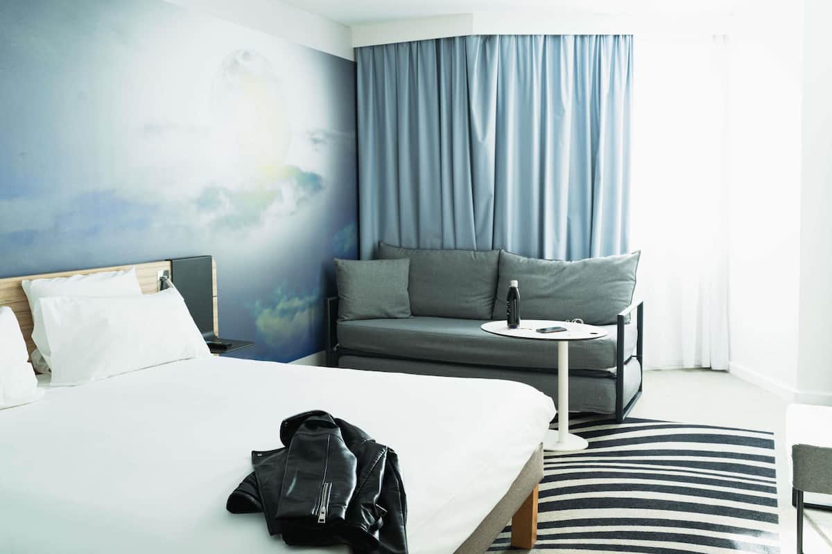 Chambre Familiale, 1 lit double et 1 canapé-lit | Articles gratuits dans le mini-bar, coffres-forts dans les chambres