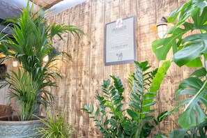 Petit déjeuner, déjeuner et dîner servis sur place, vue sur le jardin