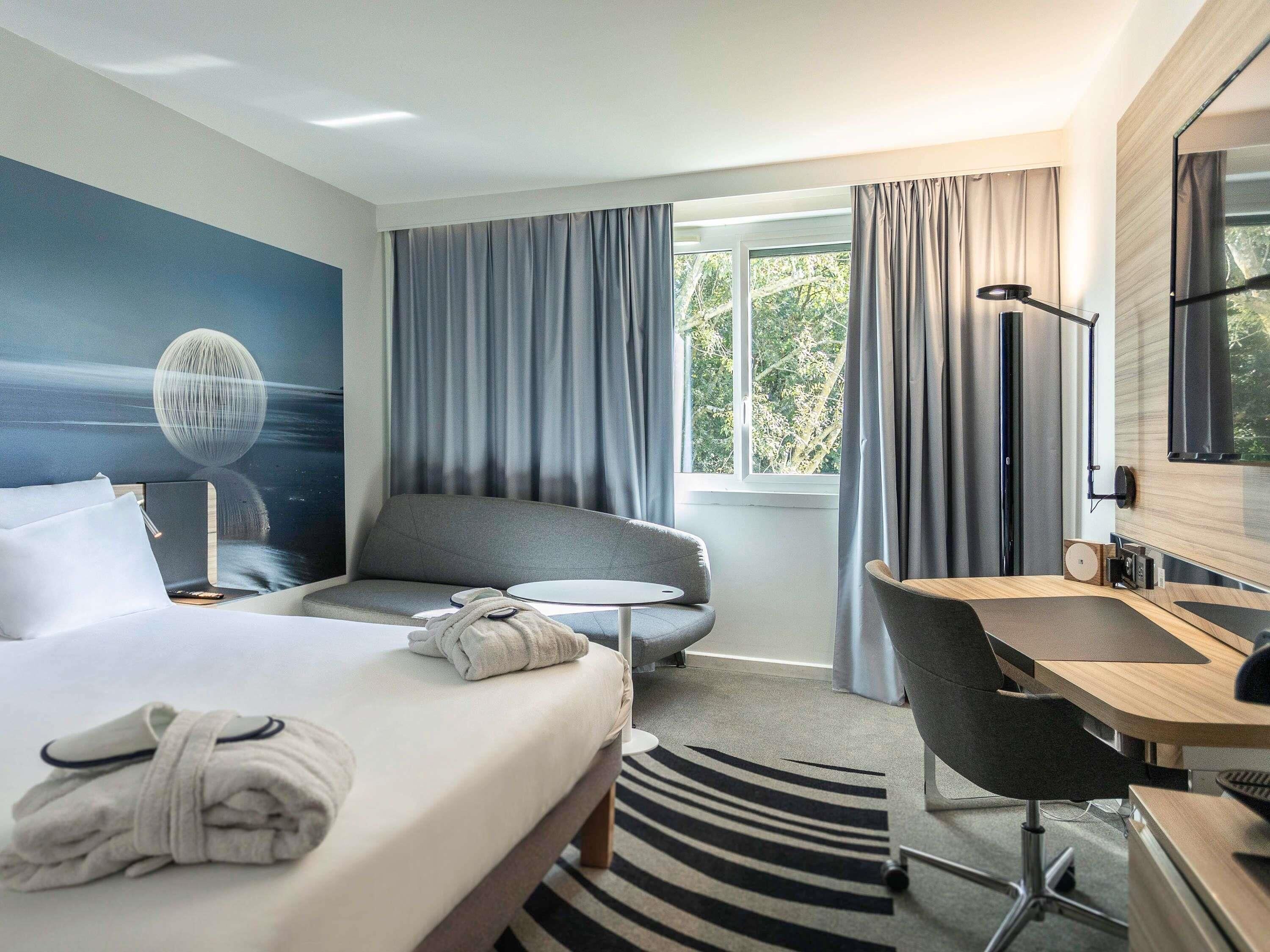 Habitación superior, 1 cama Queen size | Artículos del minibar gratis y caja de seguridad en la habitación 