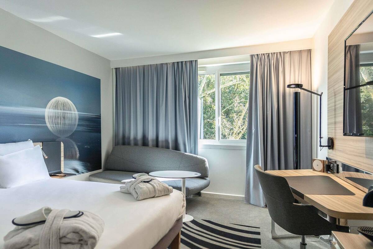 Habitación superior, 1 cama Queen size | Artículos del minibar gratis y caja de seguridad en la habitación