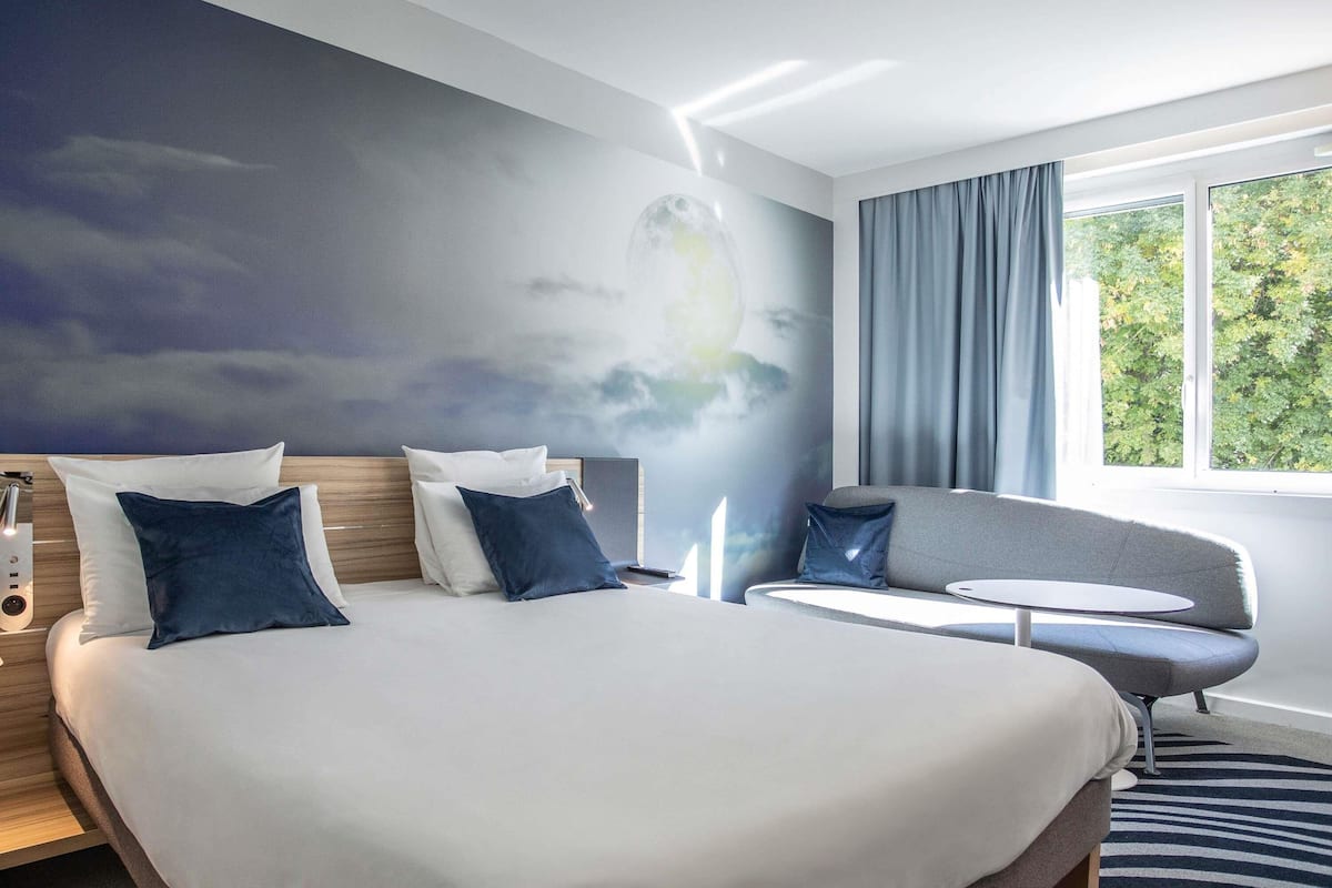 Ilmaiset minibaarituotteet, tallelokero huoneessa, pimennysverhot