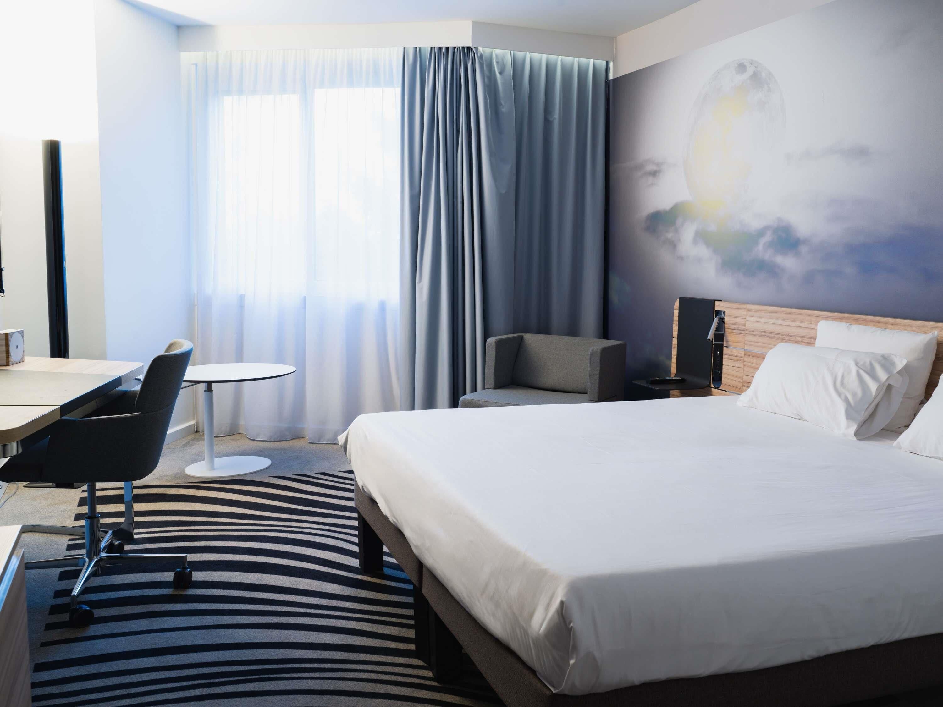 Club Room, 1 Queen Bed | Free minibar, in-room safe, blackout drapes, soundproofing
