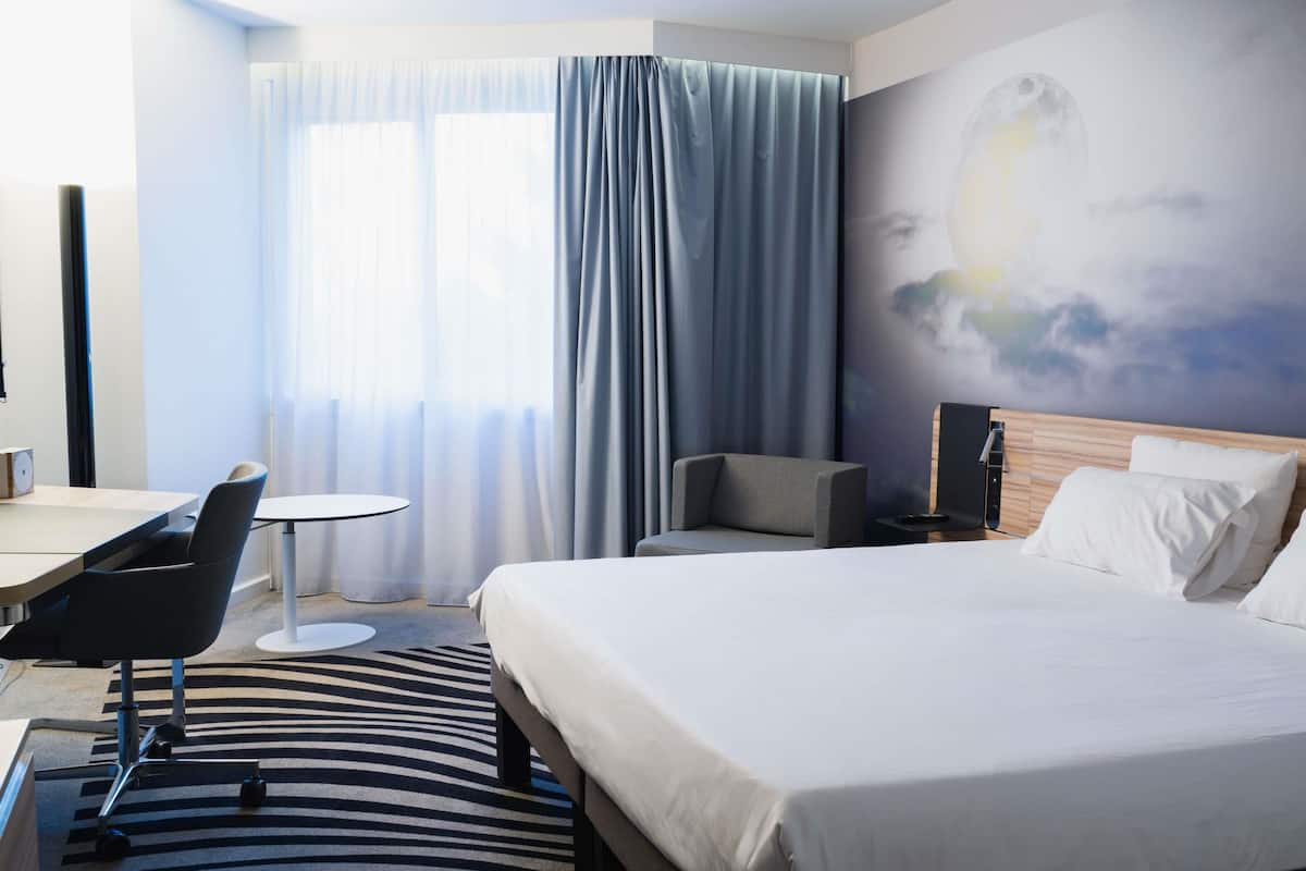 Habitación Club, 1 cama de matrimonio | Minibar con artículos gratuitos, caja fuerte, cortinas opacas
