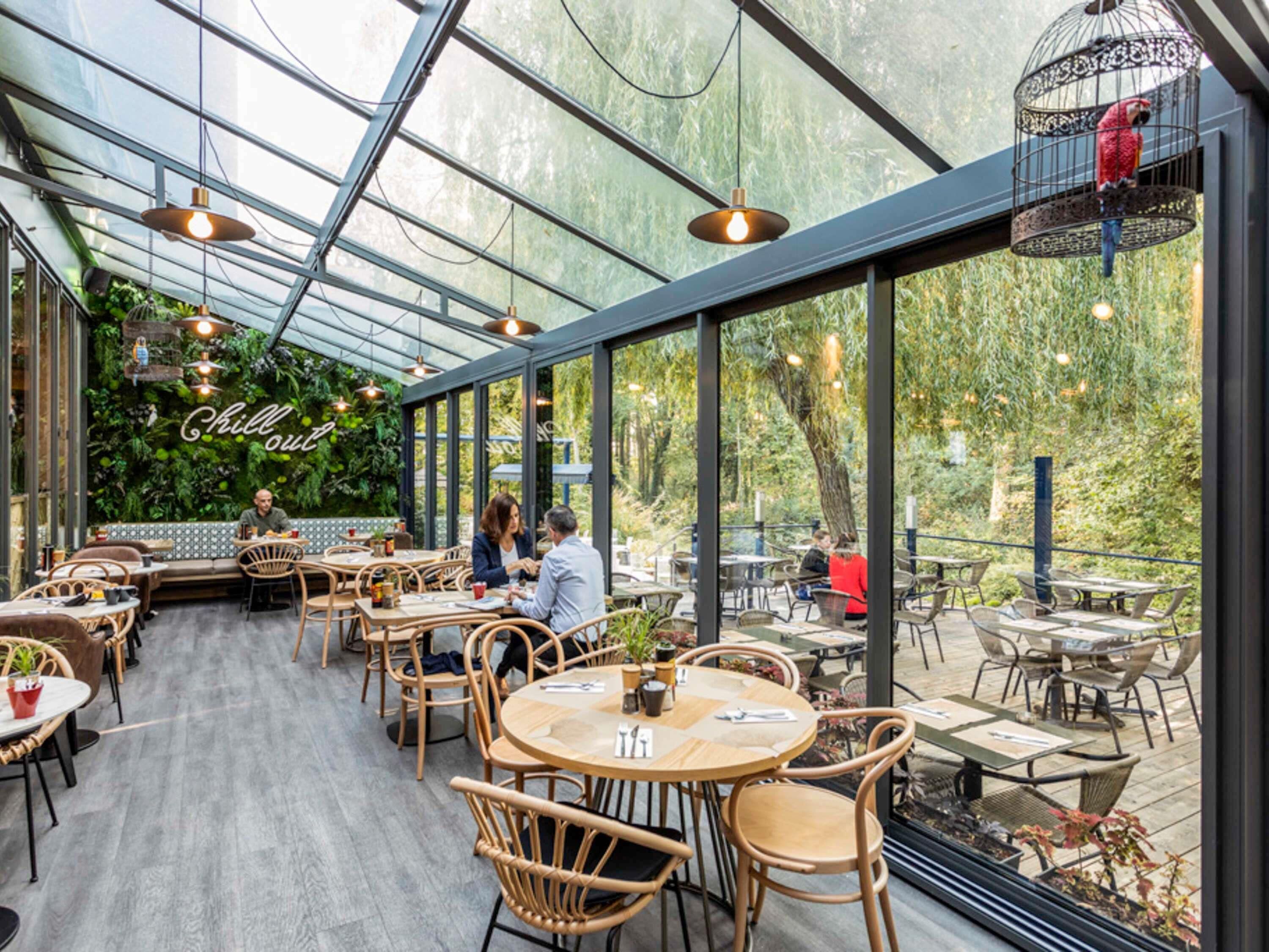 Ontbijt, serveert lunch, diner, Franse gerechten, uitzicht op de tuin 