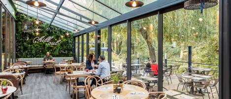 Se sirven desayunos, comidas y cocina francesa con vista al jardín
