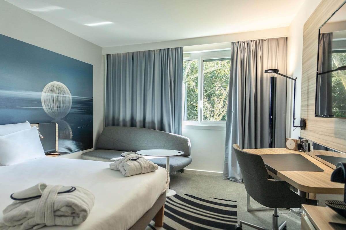Free minibar, in-room safe, blackout drapes, soundproofing