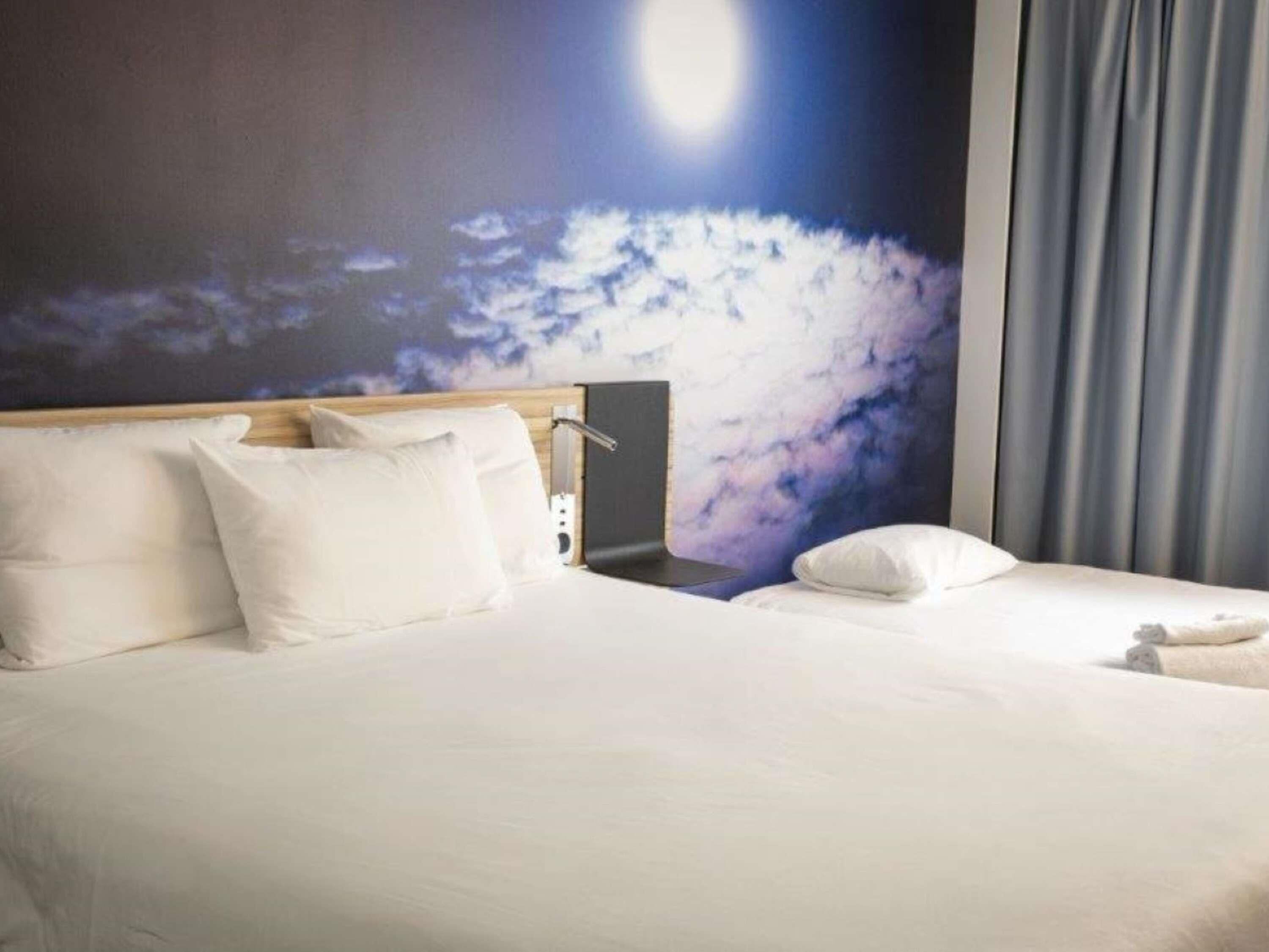 Suite familiar, 2 camas matrimoniales | Artículos del minibar gratis y caja de seguridad en la habitación 