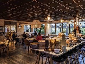 Daily buffet breakfast (EUR 20.50 per person) - Novotel Valence Sud (Valence)