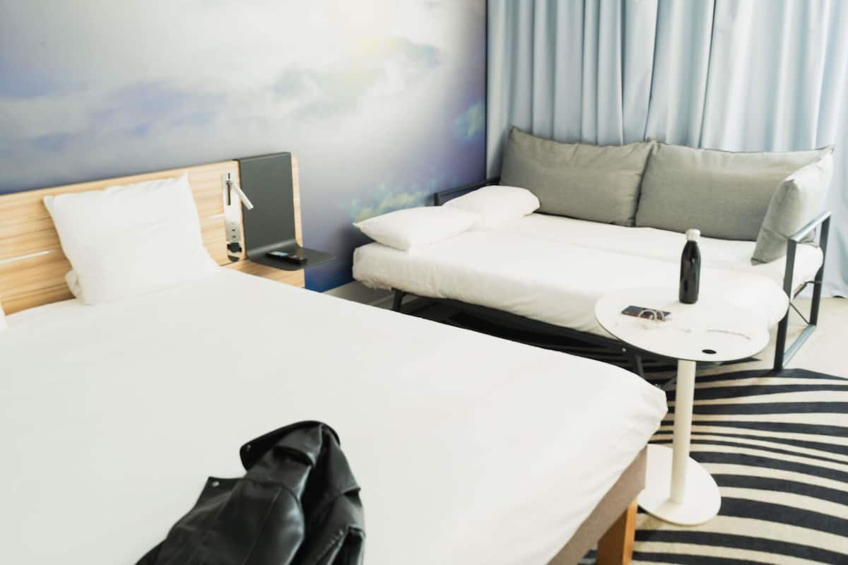 Habitación familiar, 1 cama doble con sofá cama | Minibar con artículos gratuitos, caja fuerte, cortinas opacas