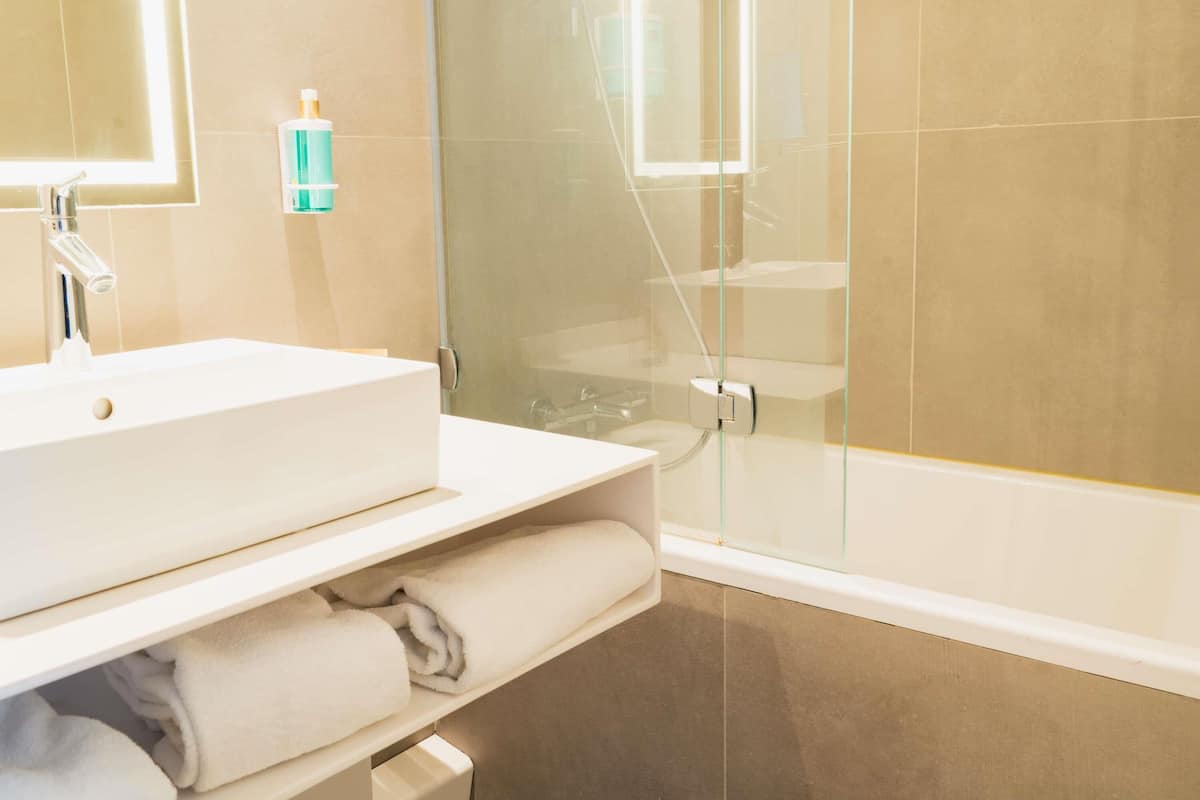 Ilmaiset minibaarituotteet, tallelokero huoneessa, pimennysverhot