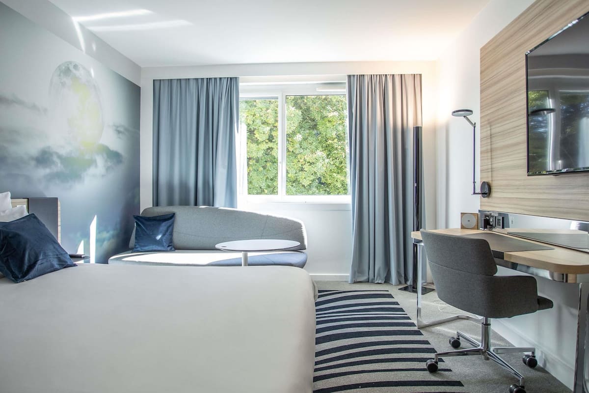 Ilmaiset minibaarituotteet, tallelokero huoneessa, pimennysverhot