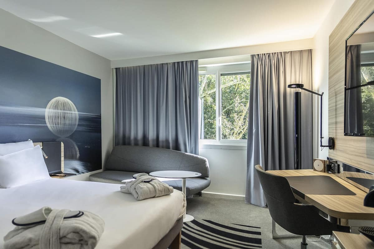 Habitación superior, 1 cama de matrimonio | Minibar con artículos gratuitos, caja fuerte, cortinas opacas