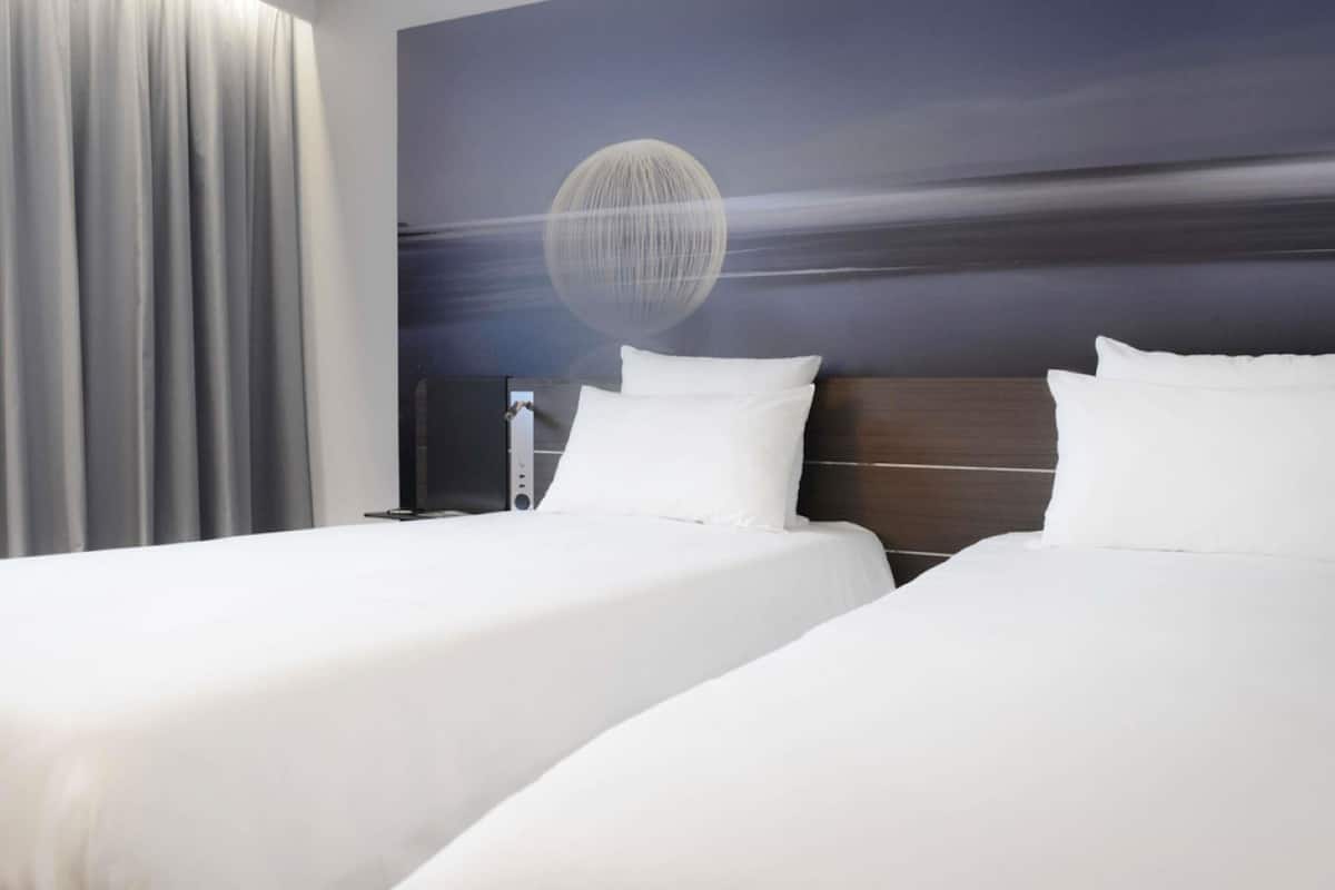 Free minibar, in-room safe, blackout drapes, soundproofing