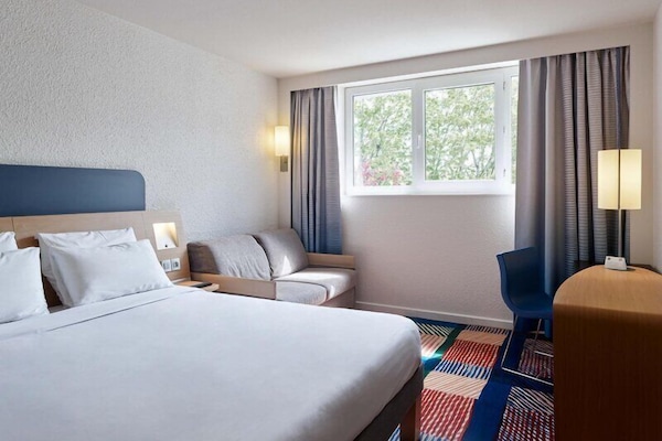 In-room safe, desk, blackout drapes, soundproofing