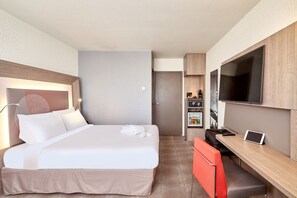 In-room safe, desk, blackout curtains, soundproofing - B&B HOTEL Cergy Port (Cergy)