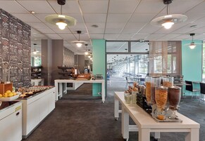 Se ofrece un desayuno bufé todos los días (19.50 EUR por persona)