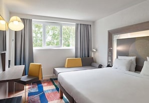In-room safe, desk, blackout curtains, soundproofing - B&B HOTEL Cergy Port (Cergy)