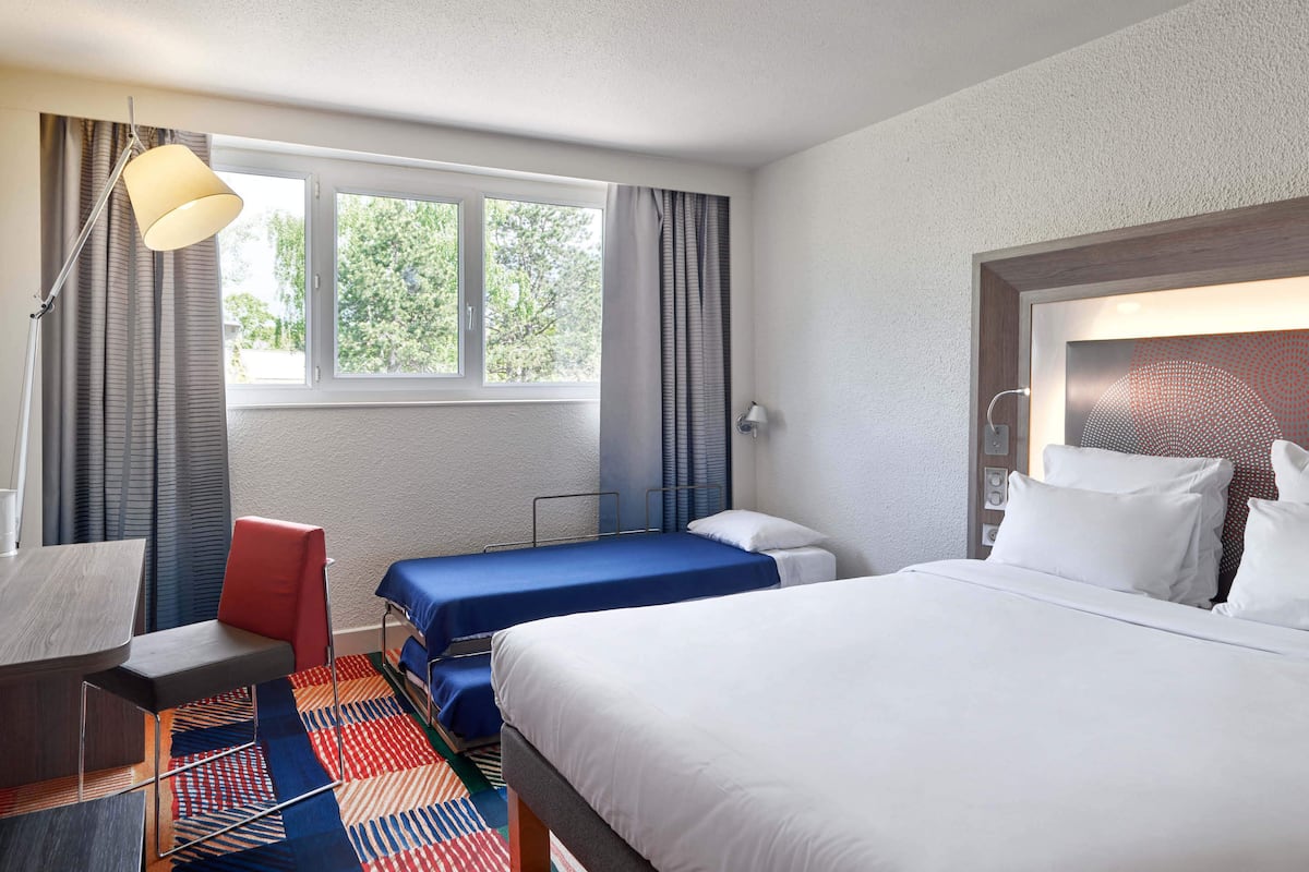 In-room safe, desk, blackout drapes, soundproofing