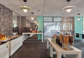 Breakfast, lunch and dinner served  - B&B HOTEL Cergy Port (Cergy)