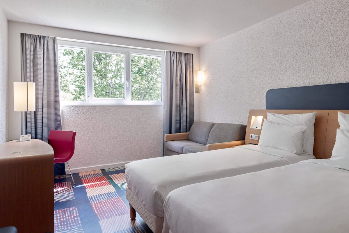Standard Triple Room (3 lits simples) | In-room safe, desk, blackout drapes, soundproofing