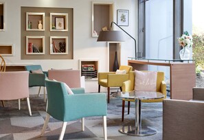 Lobby sitting area - B&B HOTEL Cergy Port (Cergy)