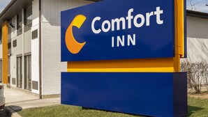 Ein Comfort INN Schild mit blauem Hintergrund und einem gelb-orangenen Logo.