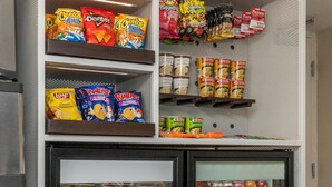 Eine Verkaufstheke mit verschiedenen Chips und Snacks in einem Geschäft.