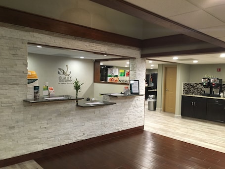 Reception. Quality Inn & Suites Winfield