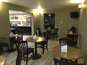 Free daily continental breakfast - Quality Inn & Suites Winfield (Winfield)
