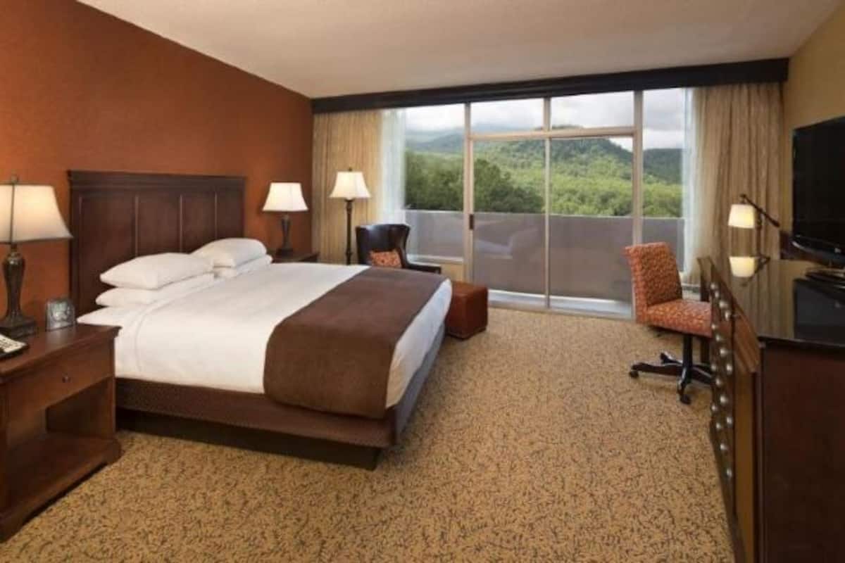 Down duvets, in-room safe, desk, iron/ironing board