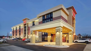 A Drury hotel with a modern design, featuring a covered entrance and a parking lot. - Drury Inn & Suites Springfield IL (Springfield)