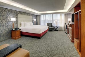 Escritorio, cortinas blackout y tabla de planchar con plancha