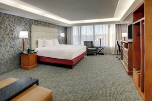 Escritorio, cortinas blackout y tabla de planchar con plancha 