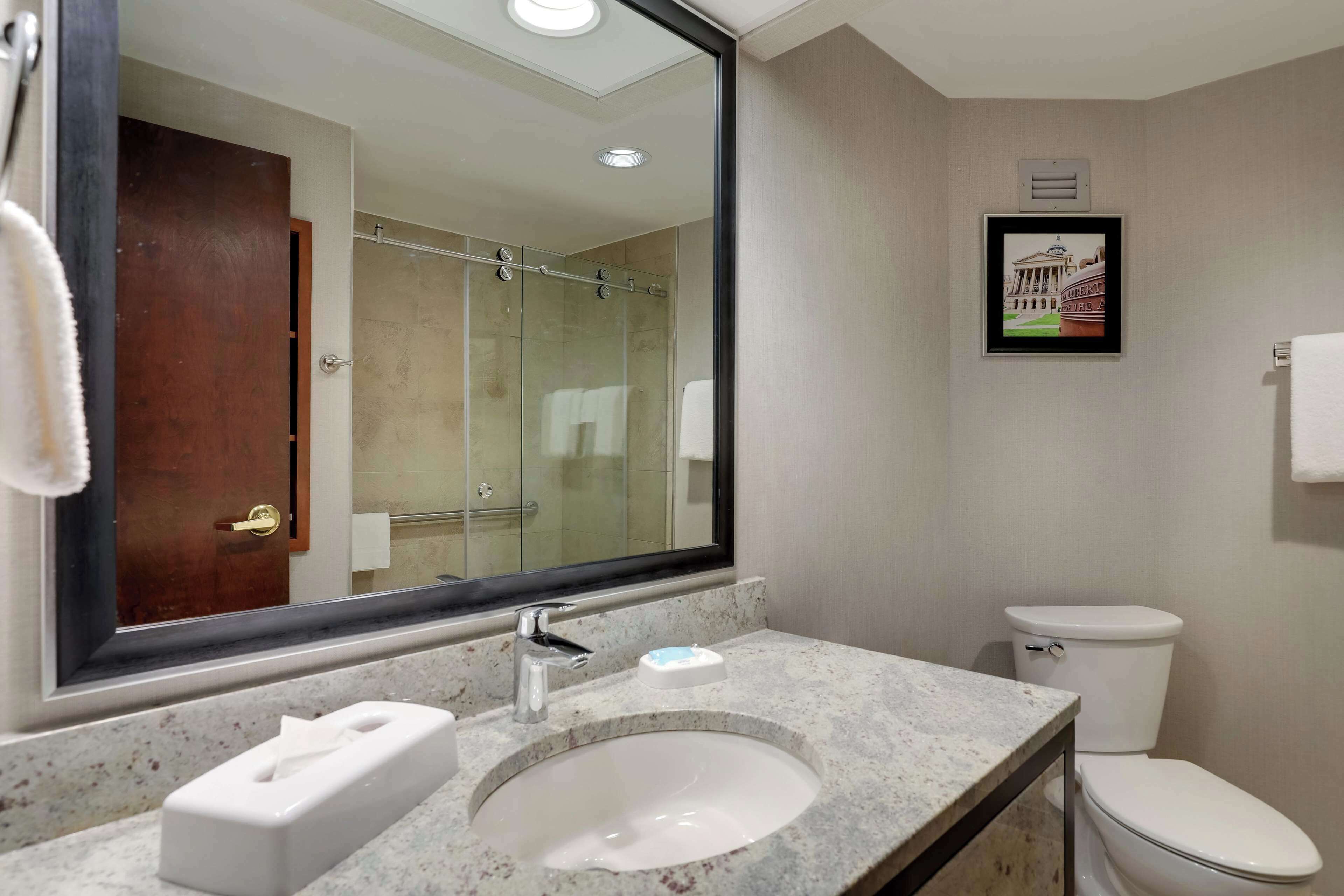 combined shower/bathtub, eco-friendly toiletries, hair dryer, towels