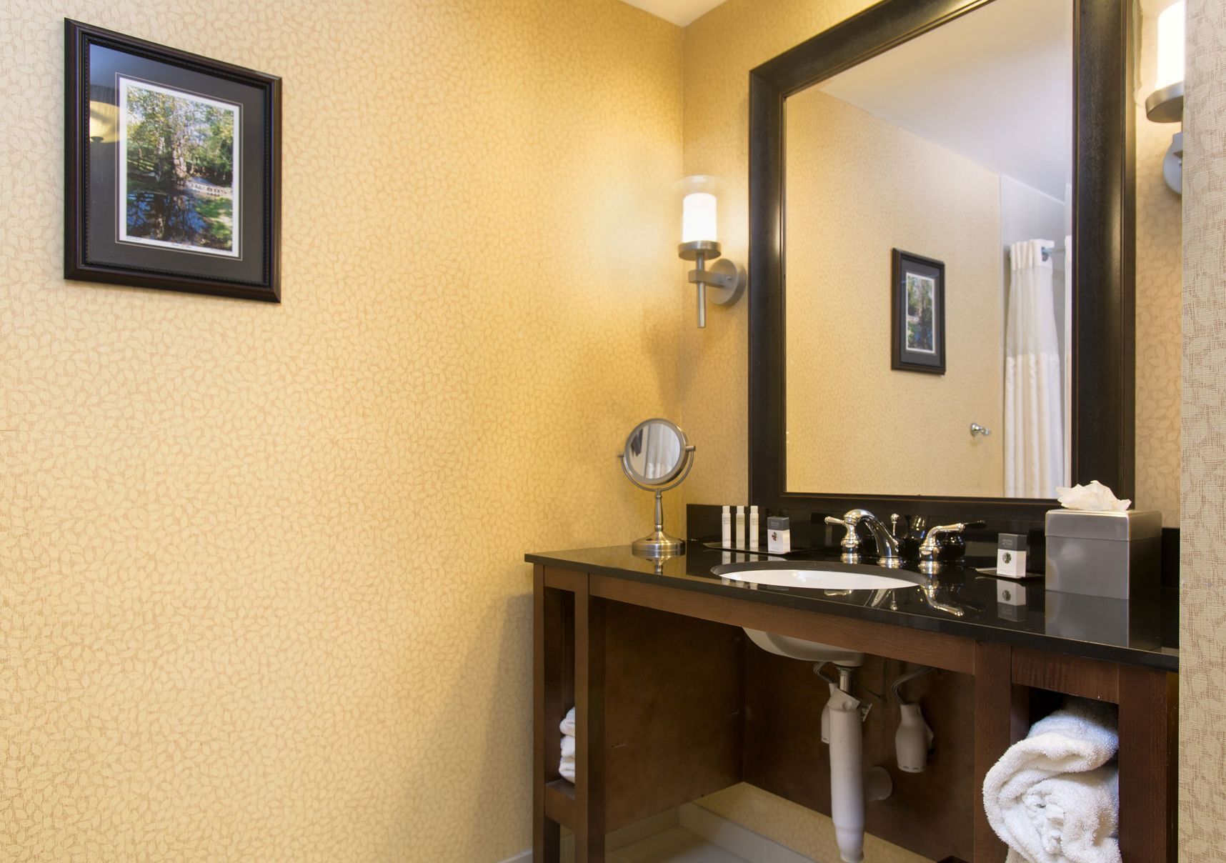Baño | Amenidades de baño gratuitas, secadora de cabello, toallas 