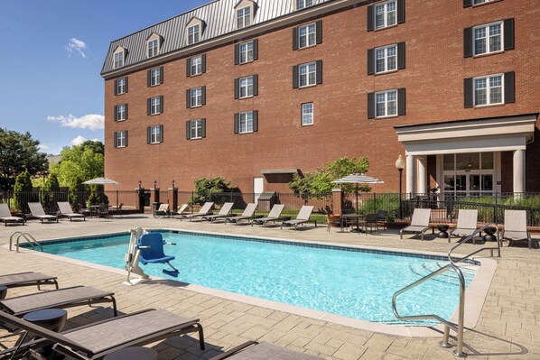 Outdoor pool, pool loungers - DoubleTree Suites by Hilton Hotel Lexington (Lexington)