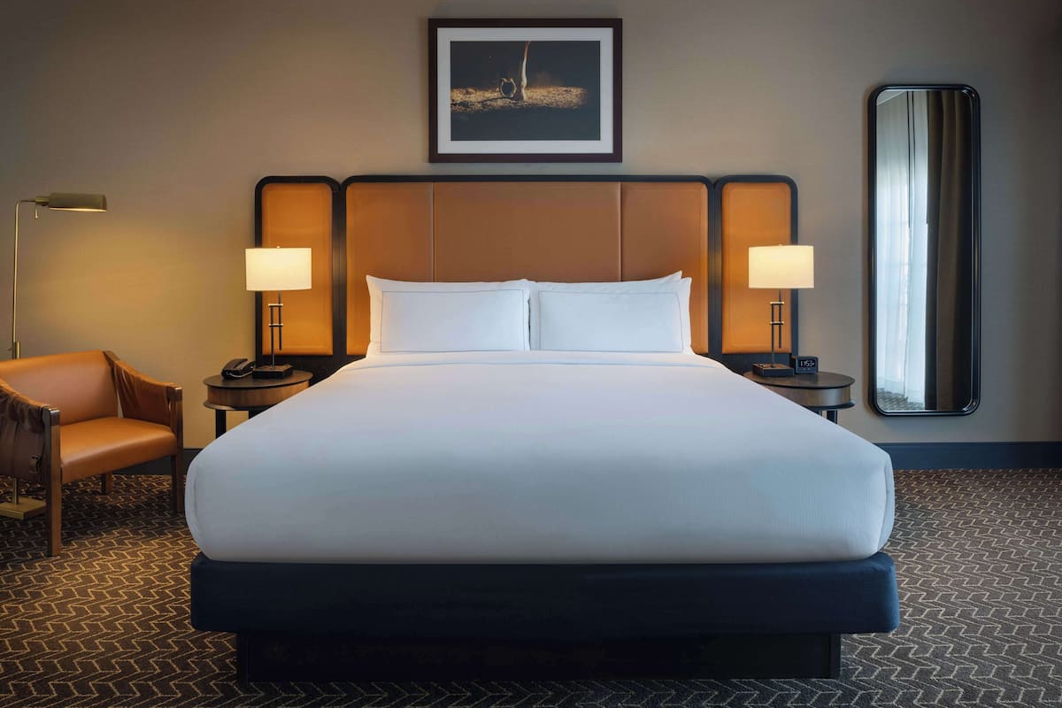 Two Room Hospitality Suite, 1 King Bed | 高档床上用品、客房内保险箱、遮光窗帘、熨斗/熨衣板