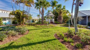 Property grounds - Lemon Tree Inn - Near Tin City (Naples)