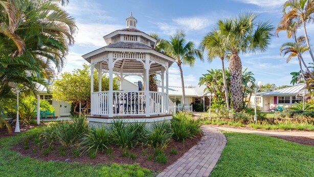 Gazebo - Lemon Tree Inn - Near Tin City (Naples)
