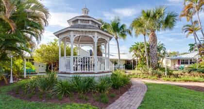 Lemon Tree Inn - Near Tin City