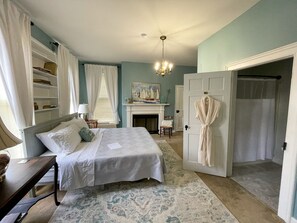 Spaight Suite | Blackout drapes, soundproofing, iron/ironing board, free WiFi