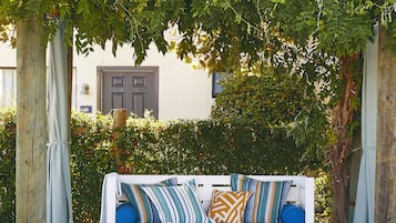 2 udendørs pools, åben fra kl. 09.00 til kl. 22.30, gratis hytter