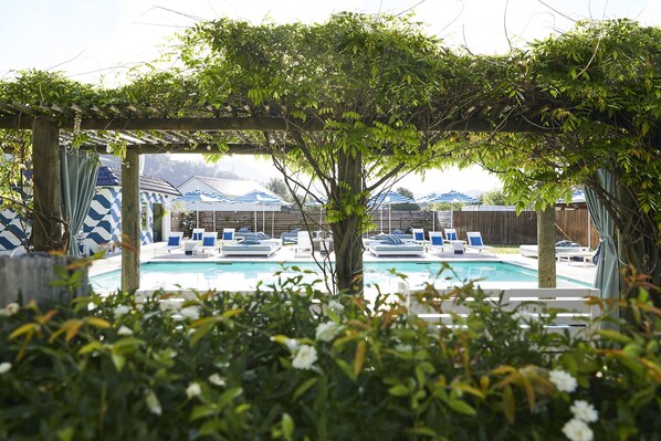 2 outdoor pools, open 9:00 AM to 10:30 PM, free pool cabanas