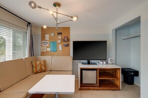 Classic Studio, 1 King Bed (Retro, Camper)