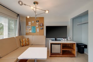 Classic Studio, 1 King Bed (Retro, Camper)