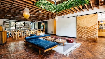 Breakfast and dinner served