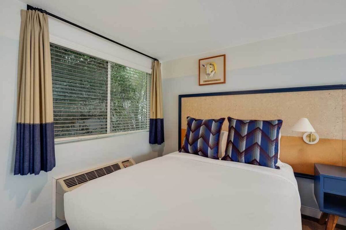 Hypo-allergenic bedding, minibar, in-room safe, desk