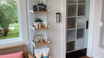 Área de tratamiento exterior, tina de hidromasaje y baño de vapor
